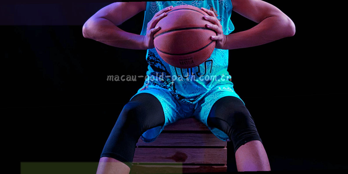 金色箔片质感抽象纹理，无文字